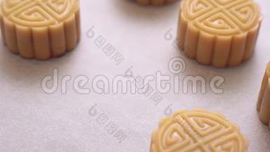 烤前自制粤式月饼-传统节日用烤盘上的定型模具制作节日糕点